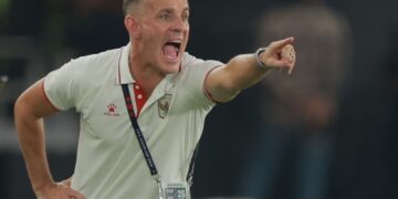 Pelatih Timnas Indonesia memberi instruksi dari sisi lapangan