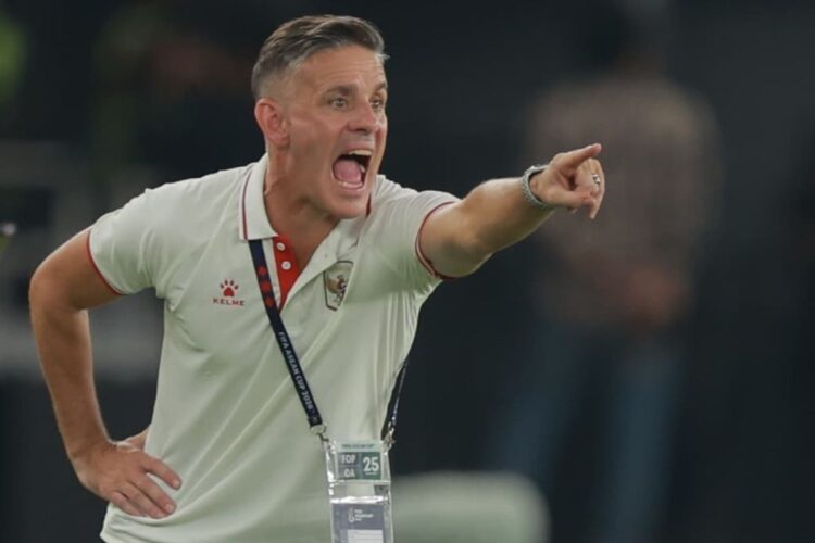 Pelatih Timnas Indonesia memberi instruksi dari sisi lapangan