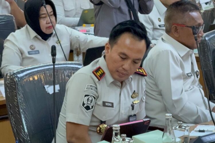 Kepala Lapas Kelas IIA Cibinong nonaktif Wisnu Hani Putranto saat mengikuti rapat