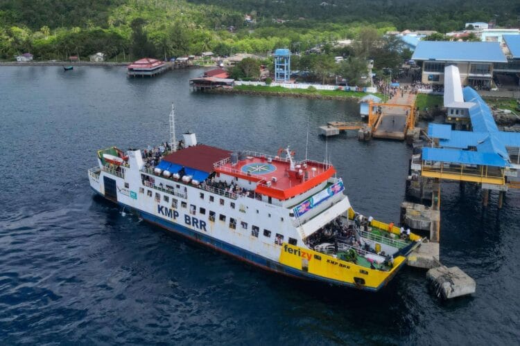 Kapal feri melayani penyeberangan Banda Aceh menuju Sabang