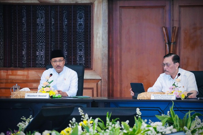 Menteri Sosial dalam rapat pemerintah terkait Perlinsos Digital dan bansos 2027