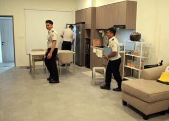Petugas berada di salah satu bangunan yang menjadi sorotan di kawasan Lapas Cibinong