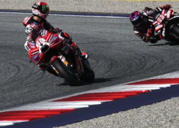 Pembalap MotoGP saat menjalani balapan