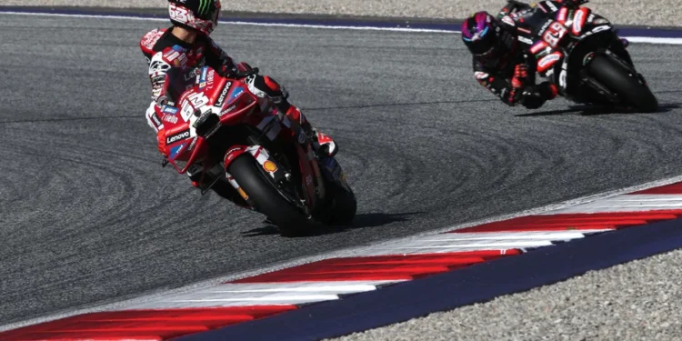 Pembalap MotoGP saat menjalani balapan