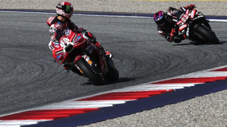 Pembalap MotoGP saat menjalani balapan