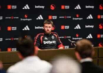 Michael Carrick pelatih Manchester United dalam konferensi pers