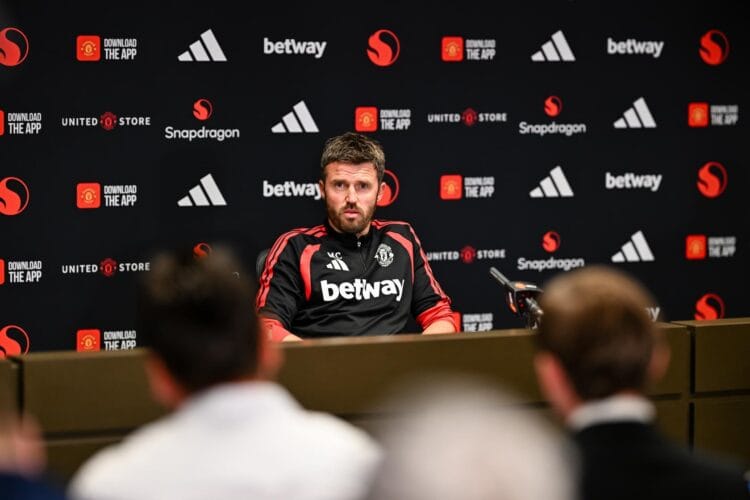 Michael Carrick pelatih Manchester United dalam konferensi pers