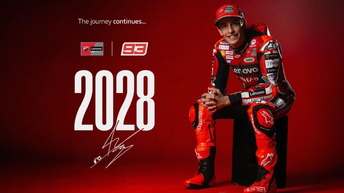 Marc Marquez mengenakan seragam Ducati Lenovo Team
