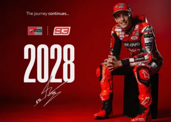 Marc Marquez mengenakan seragam Ducati Lenovo Team