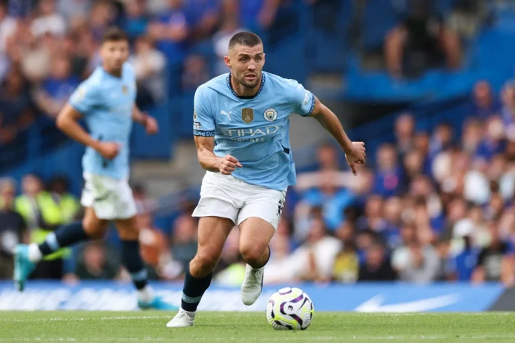 Mateo Kovačić membawa bola bersama Manchester City