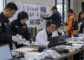 Ilustrasi tim DVI dan SAR melakukan proses identifikasi korban dalam ruang koordinasi