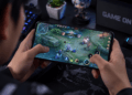 Ilustrasi pemain memainkan game MOBA mobile untuk push rank