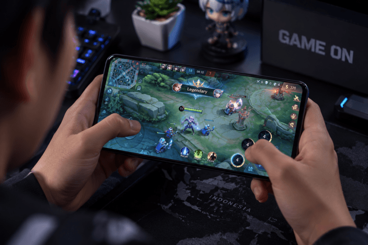 Ilustrasi pemain memainkan game MOBA mobile untuk push rank