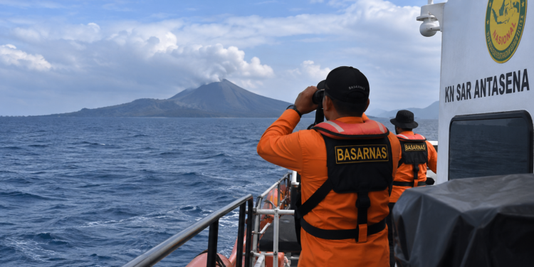 Ilustrasi tim SAR mencari lima jurnalis dan tiga kru yang hilang di Selat Sunda