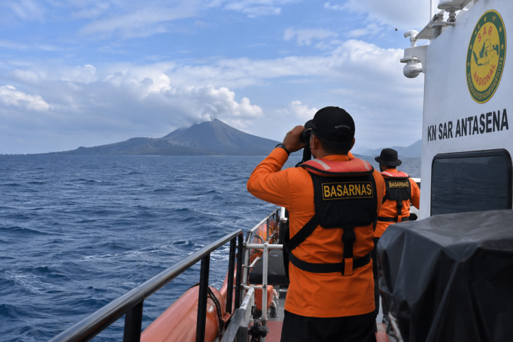 Ilustrasi tim SAR mencari lima jurnalis dan tiga kru yang hilang di Selat Sunda