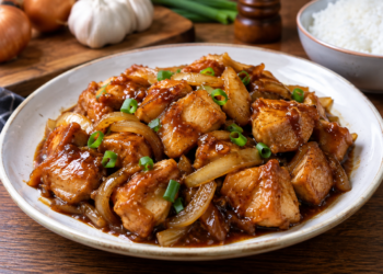 Ayam saus mentega dengan bawang bombai dan daun bawang