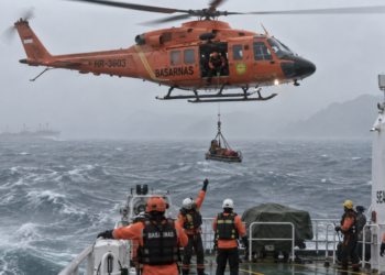 Ilustrasi helikopter SAR melakukan evakuasi dengan metode hoist di laut