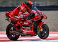 Pecco Bagnaia mengendarai motor Ducati di lintasan MotoGP