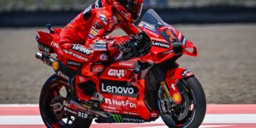 Pecco Bagnaia mengendarai motor Ducati di lintasan MotoGP