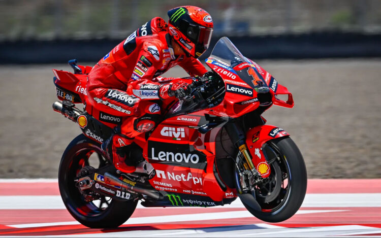 Pecco Bagnaia mengendarai motor Ducati di lintasan MotoGP