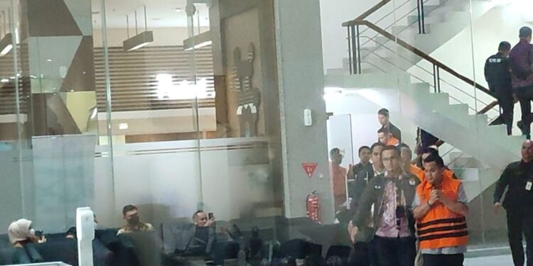 Tersangka kasus dugaan korupsi pengurusan HGB dibawa dari Gedung Merah Putih KPK