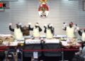 Petugas KPK menunjukkan barang bukti dalam perkara dugaan suap pengurusan HGB