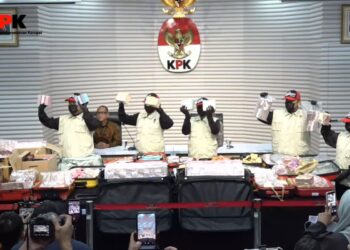 Petugas KPK menunjukkan barang bukti dalam perkara dugaan suap pengurusan HGB