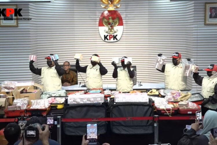 Petugas KPK menunjukkan barang bukti dalam perkara dugaan suap pengurusan HGB