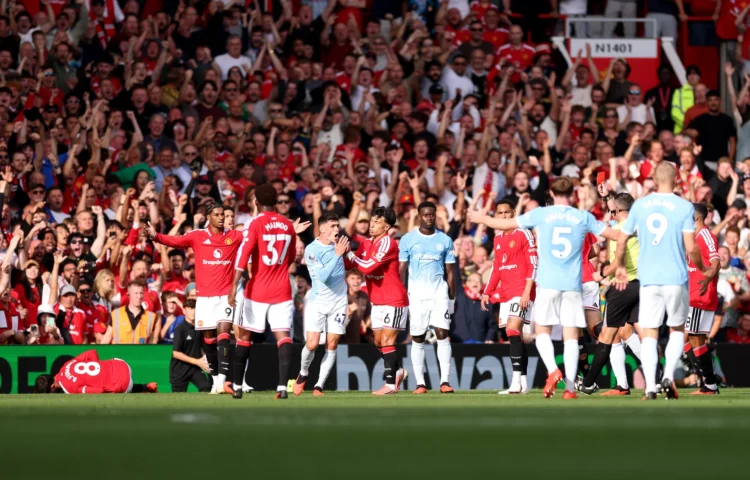 Pemain Manchester United dan Manchester City dalam Derby Manchester di Old Trafford