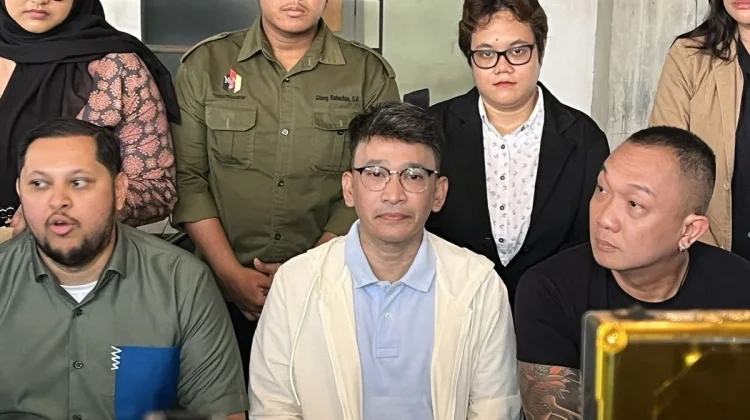 Tim kuasa hukum dalam penyampaian perkembangan perkara Ruben Onsu