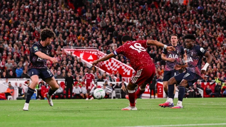 Pemain Liverpool melepaskan tembakan saat menghadapi Tottenham di Carabao Cup