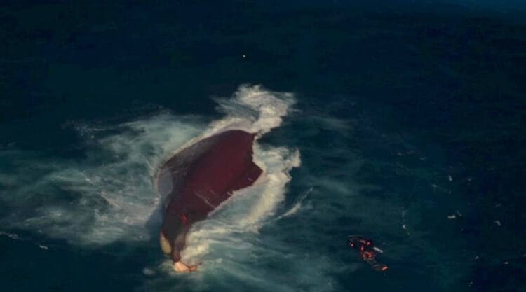 Tim SAR menggunakan ROV untuk memetakan bangkai KM Virgo Transport 8 di Laut Jawa