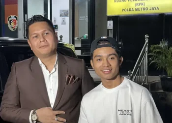 Betrand Peto usai menjalani pemeriksaan di Polda Metro Jaya