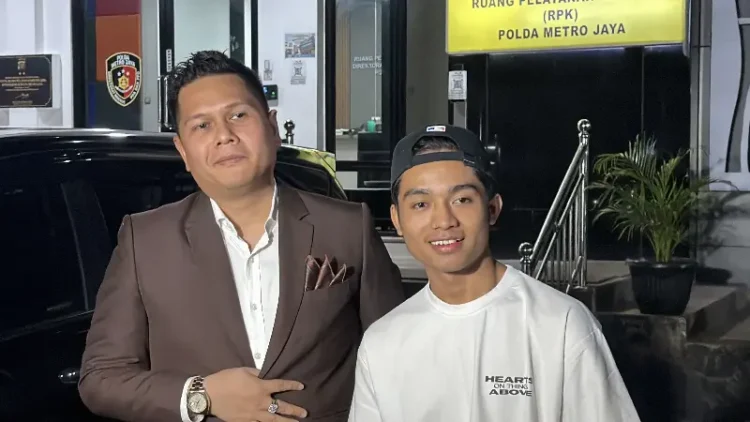 Betrand Peto usai menjalani pemeriksaan di Polda Metro Jaya