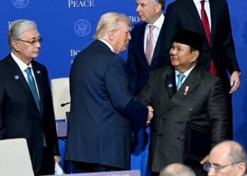 Donald Trump menyalami Presiden Indonesia Prabowo Subianto