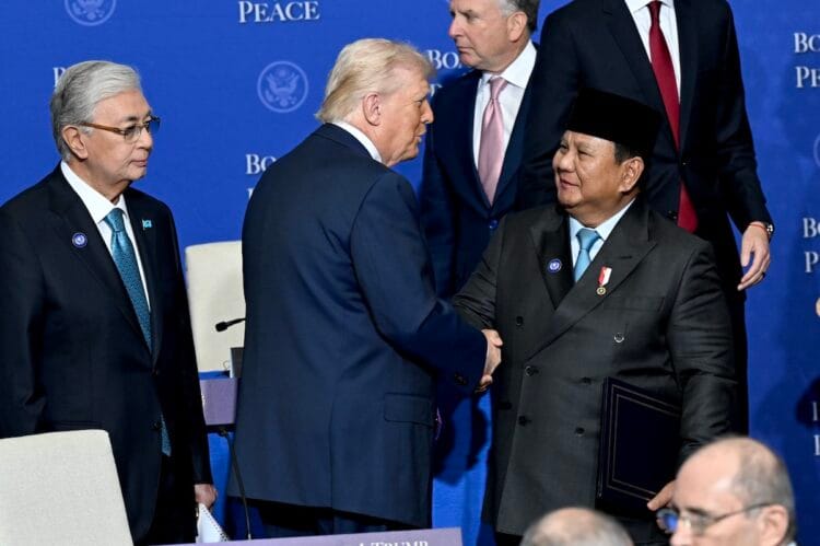 Donald Trump menyalami Presiden Indonesia Prabowo Subianto