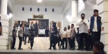 Aparat kepolisian melakukan penggeledahan di kompleks Kantor dan Rumah Jabatan Bupati Gowa