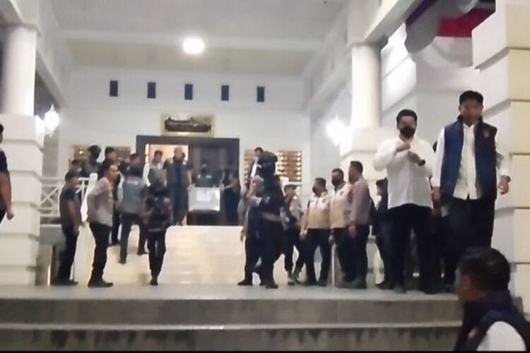 Aparat kepolisian melakukan penggeledahan di kompleks Kantor dan Rumah Jabatan Bupati Gowa