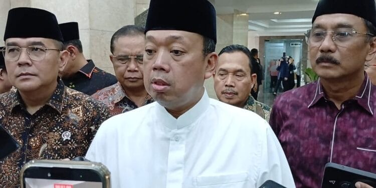 Nusron Wahid memberikan keterangan kepada wartawan