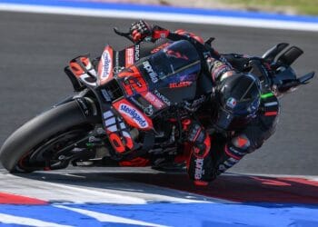 Marco Bezzecchi mengendarai motor Aprilia MotoGP