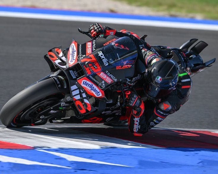 Marco Bezzecchi mengendarai motor Aprilia MotoGP