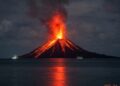 Erupsi Gunung Anak Krakatau mengeluarkan lontaran lava pijar di perairan Selat Sunda