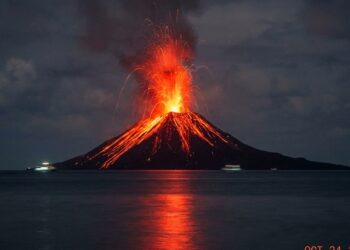 Erupsi Gunung Anak Krakatau mengeluarkan lontaran lava pijar di perairan Selat Sunda