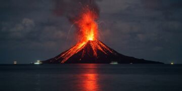 Erupsi Gunung Anak Krakatau mengeluarkan lontaran lava pijar di perairan Selat Sunda