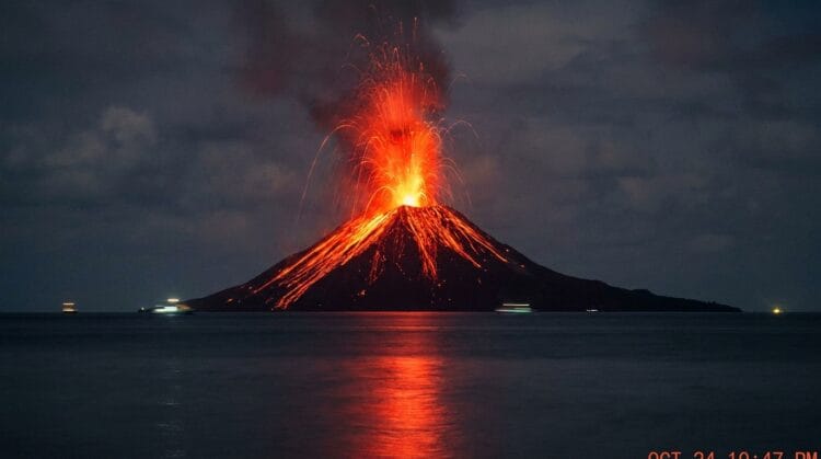 Erupsi Gunung Anak Krakatau mengeluarkan lontaran lava pijar di perairan Selat Sunda
