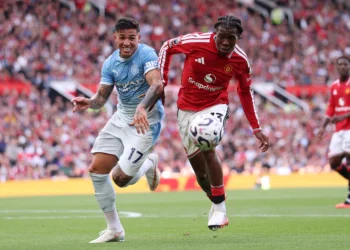 Pemain Manchester United dan Manchester City berebut bola dalam Derby Manchester
