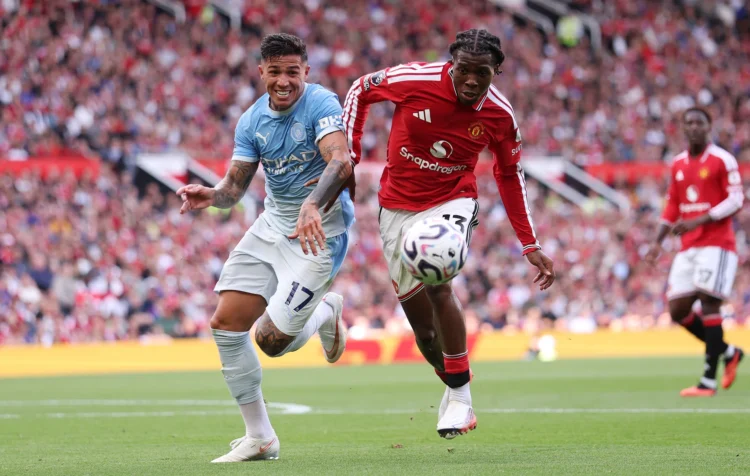 Pemain Manchester United dan Manchester City berebut bola dalam Derby Manchester