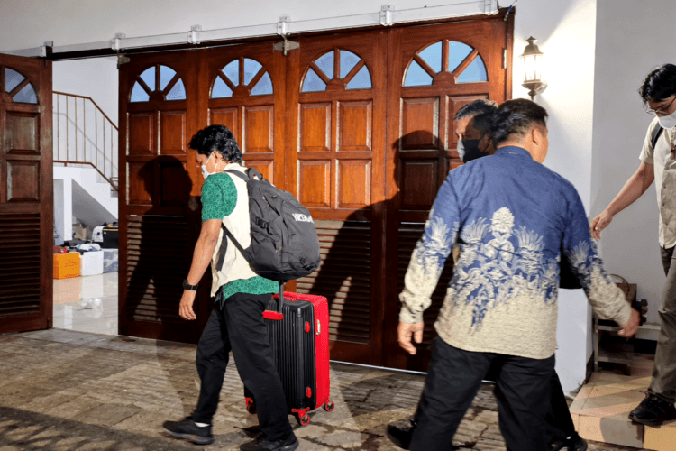 Petugas KPK menggeledah rumah Dirjen ATR BPN Lampri di Bekasi