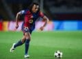 Jules Kounde membawa bola bersama Barcelona