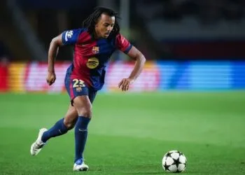 Jules Kounde membawa bola bersama Barcelona